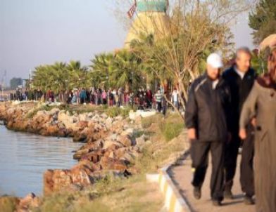 Başkan ve Yürüyüş Tutkunları Yeni Sahil Bandında Yürüdü