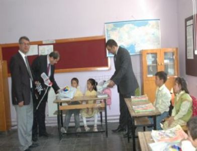 Bucak Ticaret ve Sanayi Odası Öğrencilere Eşofman Hediye Etti