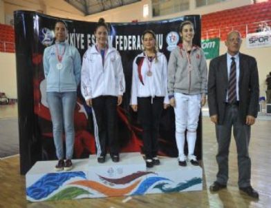 Eskrimde Türkiye İkincisi Kağıtspor'dan