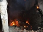 MUZAFFER DEMİREL - Bayramşah Köyünde Çıkan Yangında 3 Ev Kül Oldu