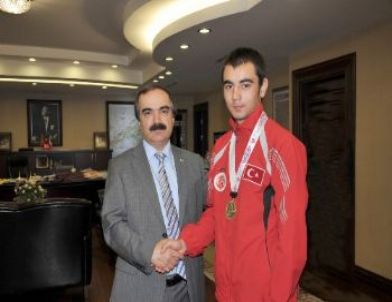 Dünya Şampiyonundan Vali Coş'a Ziyaret