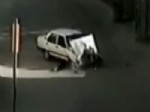 Otomobilden fırladı aracın altında kaldı