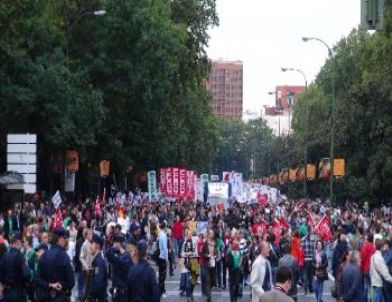 İspanya’da Binlerce Kişi Eğitim Bakanı’nın İstifasını İstedi