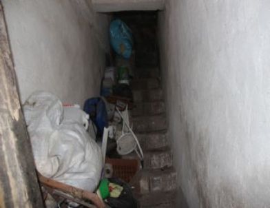 Suşehri’nde Boş Evde 5 Kamyon Çöp Çıkartıldı