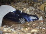 GÜVERCINLIK - Evleri su bastı, arabalar taşların altında kaldı
