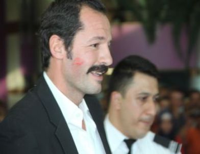 Ünlü Oyuncu Bilek Güreşi Yaptı