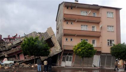Çürük binayı sağlam binanın üzerine yıktılar