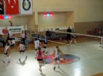 BAYAN VOLEYBOL TAKIMI - Salihli Belediyespor Bayan Voleybol Takımı, sezona 3 puanla başladı