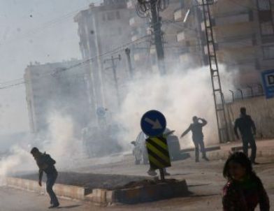 Polisten BDP'li vekillere biber gazı ve tazyikli su