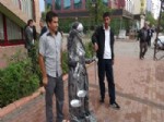 YILMAZ GÜNEY - Batman'da Sokakta Canlı Heykeli Görenler Fotoğraf Çektirdi