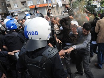 Diyarbakır'da Türk Bayrağı'nı indirmek istediler