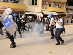 Esed yanlısı göstericiler Hatay'da polise cam şişeyle saldırdı