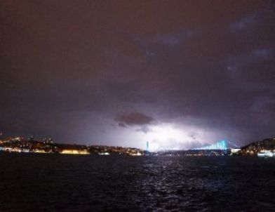İstanbul Gece Çakan Şimşeklerle Aydınlandı