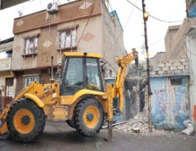 Madde Bağımlılarının Mesken Edindiği Binayı Yıktılar