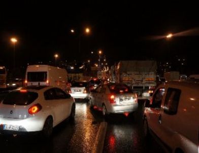 Bayram Tatili İçin Yola Çıkan İstanbullular Trafiğe Yakalandı