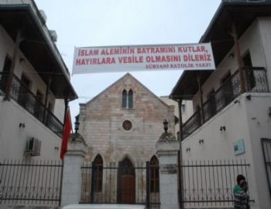 Hıristiyanların Çifte Pankartla Bayram Kutlaması