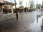 SU TAŞKINI - Selçuk'ta Sağanak Yağmur Korkuttu