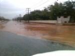 SEL BASKINI - Silvan'da Sel Baskını Karayolunu Trafiğe Kapattı