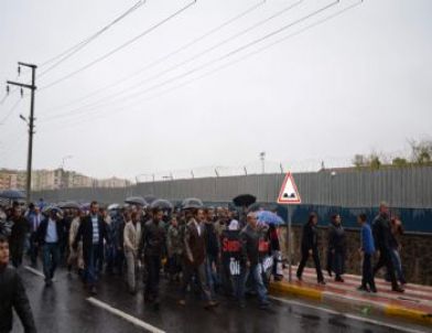 Diyarbakır’da Açlık Grevindeki Mahkumlar İçin Yürüyüş Düzenlendi