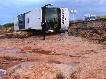 Gaziantep’te ağaçlara tutunan yolcular iş makinaları ve itfaiye araçlarıyla kurtarıldı