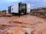 Gaziantep’te ağaçlara tutunan yolcular iş makinaları ve itfaiye araçlarıyla kurtarıldı