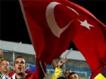 Türk ve Fenerbahçe bayraklarıyla stada geldiler