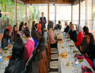 Başkan Akyürek Öğrenciler ve Vatandaşlarla Bayramlaştı