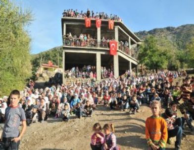 Ağabeyini Üniformasını Giyerek Son Yolculuğuna Uğurladı