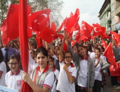 Başkan Yazıcı Çocuklara Bayrak Dağıttı