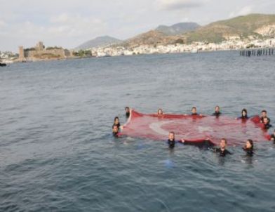 Cumhuriyet Bayramını Denizde Kutladılar