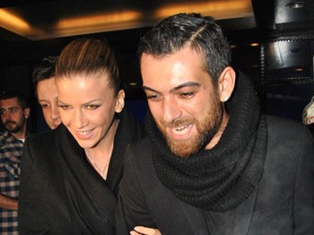 'İvana Sert tek gözüne 33 dakikada eyeliner sürüyor'