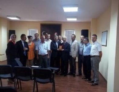 Çukurçayır’da Emekli Öğretmen Metin Doğu’ya Plaket