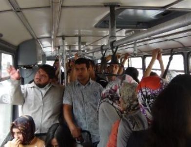 Muş'ta Derslere Geç Kalan Üniversite Öğrencileri Yol Kesti