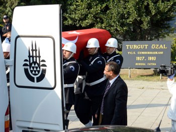 Turgut Özal'ın mezarı açıldı adli tıpçılar şok oldu