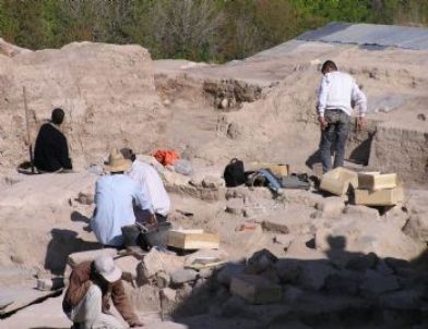 Aslantepe'de Bu Yılki Kazılarda 17 Eser Gün İşığına Çıkarıldı