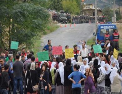 BDP'liler Alanya'da Oturma Eylemi Yaptı