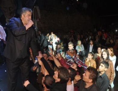 Cengiz Kurtoğlu Hayranlarıyla Buluştu