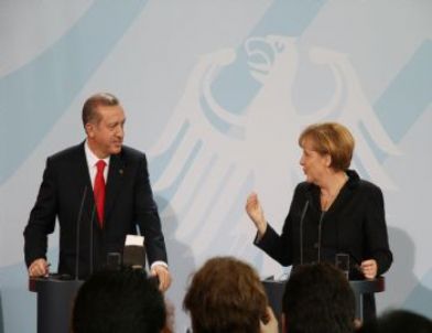 Erdoğan, Almanya Başbakanı Merkel'le Bir Araya Geldi