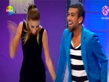 Hakan Akkaya ve Özge Ulusoy’dan Gangnam Style Şov