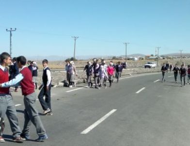 Hergün 3 Kilometre Yol Yürüyorlar