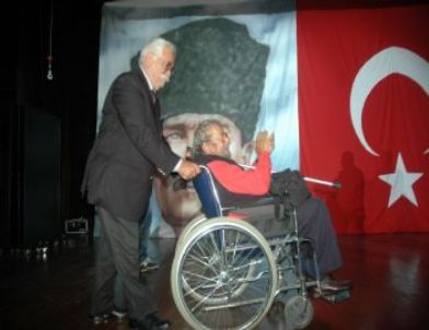 İşçi Partisi'nin Yeni Üyelerine Rozetleri Takıldı
