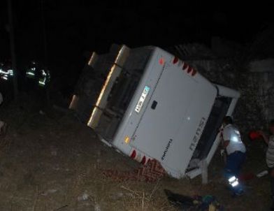 Otobüs Yoldan Çıktı, 2 Kişi Öldü 28 Kişi Yaralandı