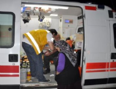 Arızalı Aracın Yanındaki Sürücülere Motosiklet Çarptı: 1'i Ağır 3 Yaralı