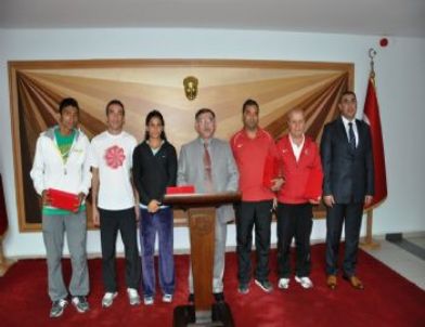 Milli Atletlerden Vali Yılmaz’a Ziyaret