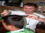 RAMAZAN ARSLAN - Saça Elini Sürmeden Traş Ediyor