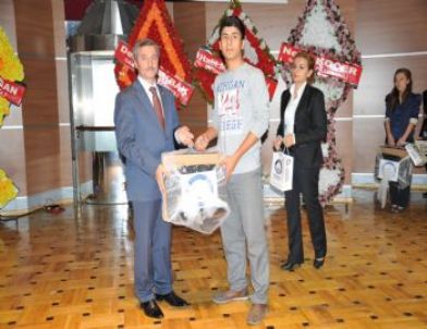 Şahinbey Belediyesi Başarılı 156 Öğrenciye Bilgisayar Hediye Etti