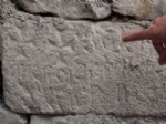 SÜRYANICE - Tarihi Taş Kitabe İstinat Duvarında Kullanıldı