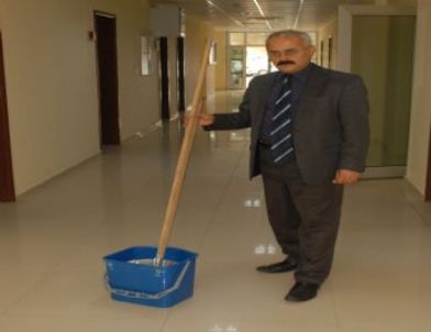 Hizmetli Olarak Girdiği Üniversitede Öğrenci İşleri Şefi Oldu