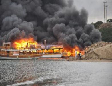 Tur Teknesindeki Yangın Diğer Teknelere Sıçradı