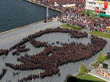 İzmir'de 2 bin 400 kişiden Atatürk portresi